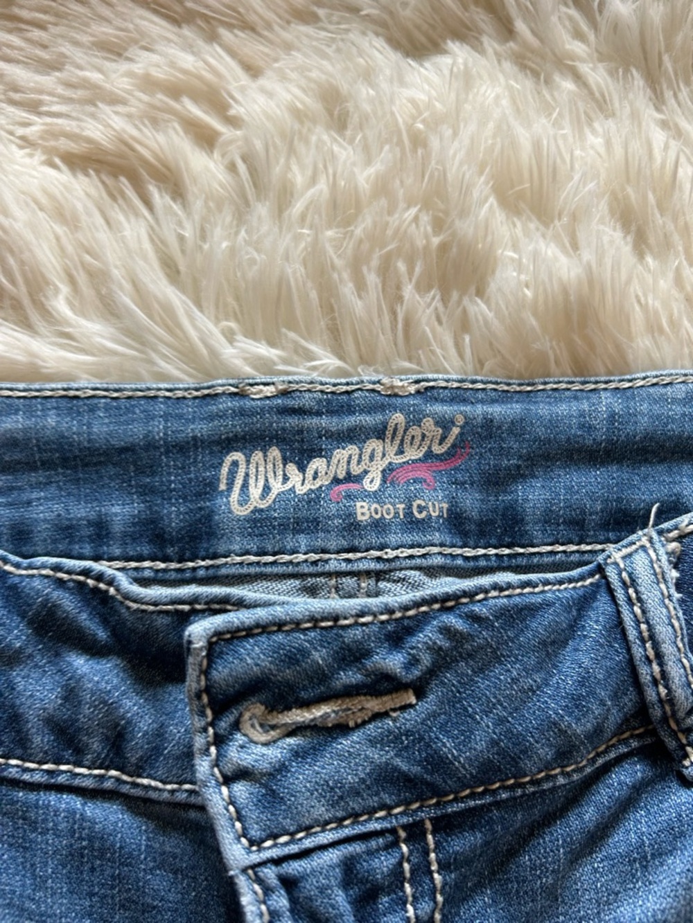 Wrangler Light Wash Boot Cut Jeans with Embroidered Back Pocket Size 11 - Picture 3 of 9